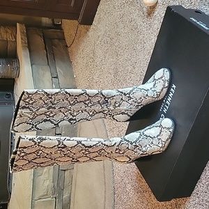 Womans Kenneth Cole boots NEW